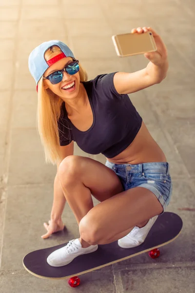 Skateboarding chica con gadget — Foto de Stock