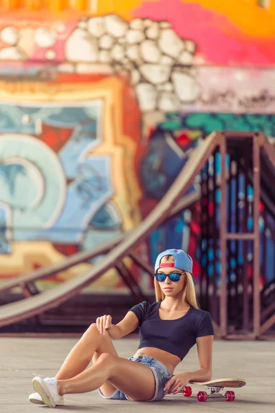Krásná dívka skateboardingu — Stock fotografie