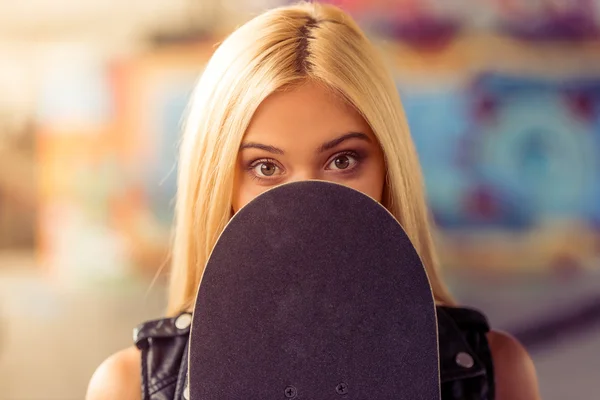 美しいスケート ボードの女の子 — ストック写真