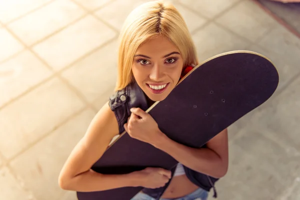 Hermosa chica de skate — Foto de Stock