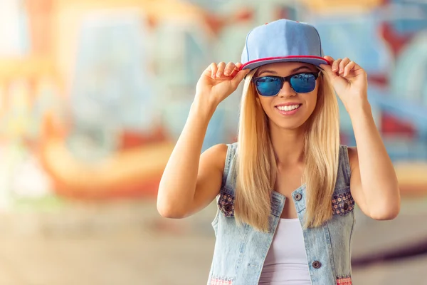 Hermosa chica en estilo de calle — Foto de Stock