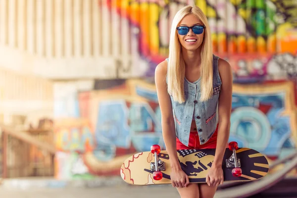 아름 다운 스케이트 보드 소녀 — 스톡 사진