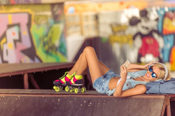 Roller skater meisje met gadget — Stockfoto