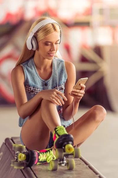 Rullen skater girl med gadget — Stockfoto