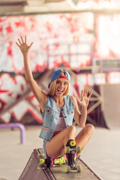 아름 다운 롤러 스케이팅 소녀 — 스톡 사진