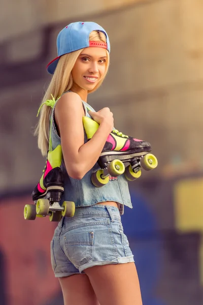 Красива дівчина на роликових ковзанах — стокове фото