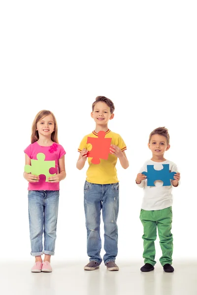 Leuke kinderen met puzzels — Stockfoto