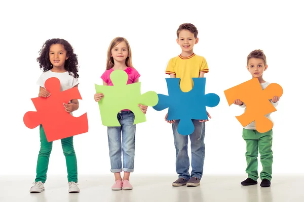 Bambini carini con puzzle — Foto Stock