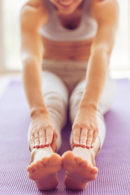 güzel kız yoga yaparken