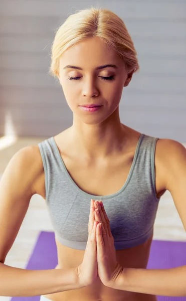 Beautiful girl doing yoga — Stock Photo, Image