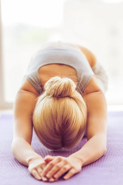 Schönes Mädchen beim Yoga — Stockfoto