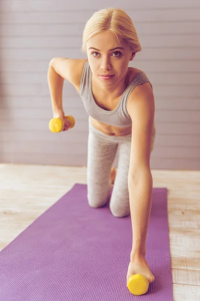 Hermosa chica haciendo ejercicio — Foto de Stock