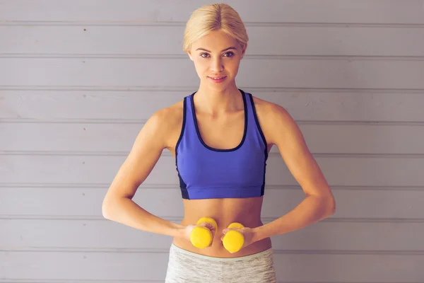 Hermosa chica haciendo ejercicio — Foto de Stock