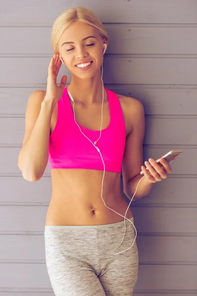 Hermosa chica de deportes con gadget — Foto de Stock