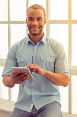 Afro Amerikalı işadamı ile becerikli alet