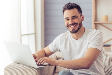 yakışıklı bir adam evde