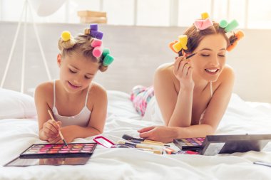 Anne ve kızı oynuyor