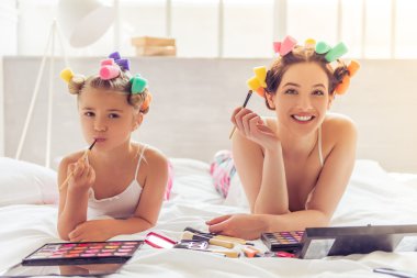 Anne ve kızı oynuyor