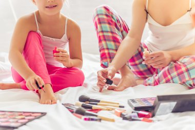 Anne ve kızı oynuyor