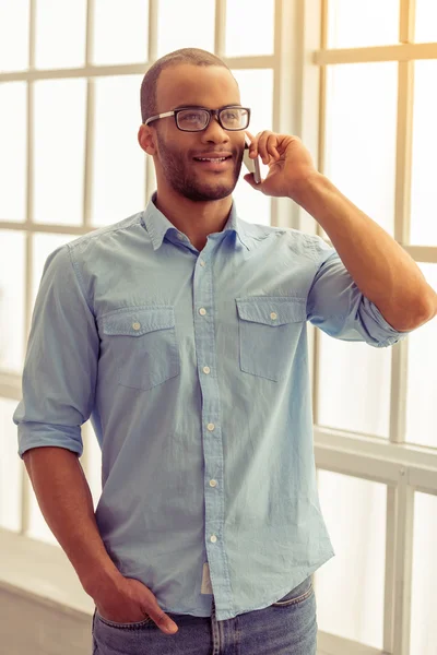 Afroamerikanischer Geschäftsmann mit Gadget — Stockfoto