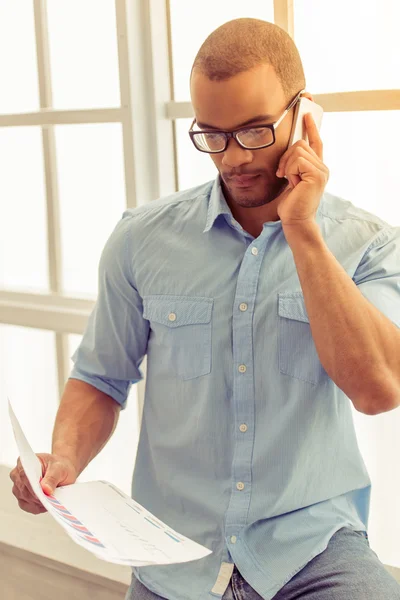 Empresário afro-americano com gadget — Fotografia de Stock