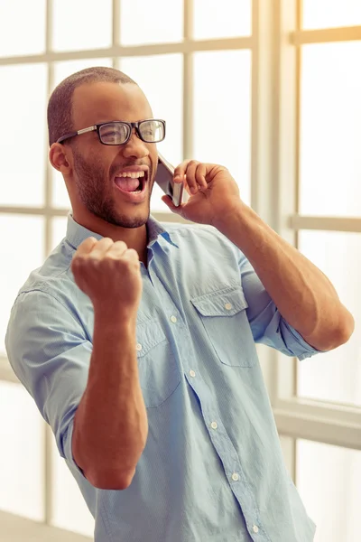 Empresário afro-americano com gadget — Fotografia de Stock