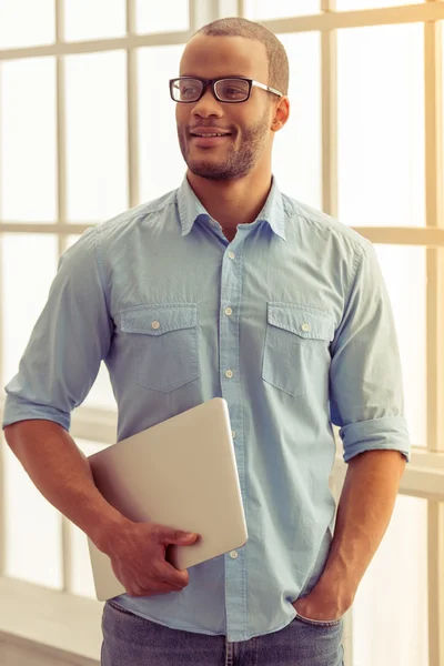 Empresário afro-americano com gadget — Fotografia de Stock