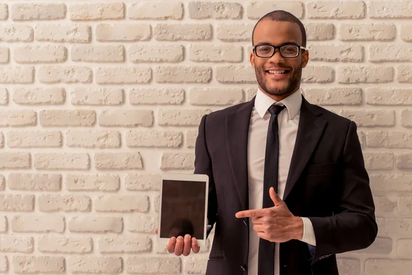 Homme d'affaires afro-américain avec gadget — Photo