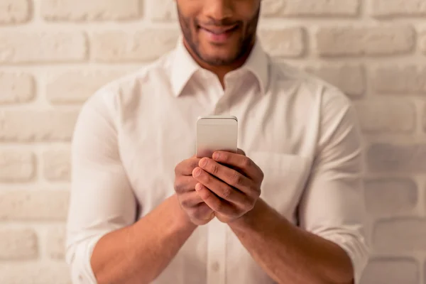 Empresário afro-americano com gadget — Fotografia de Stock