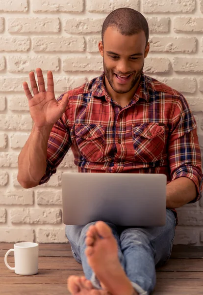 Afroamerikanischer Mann mit Gadget — Stockfoto