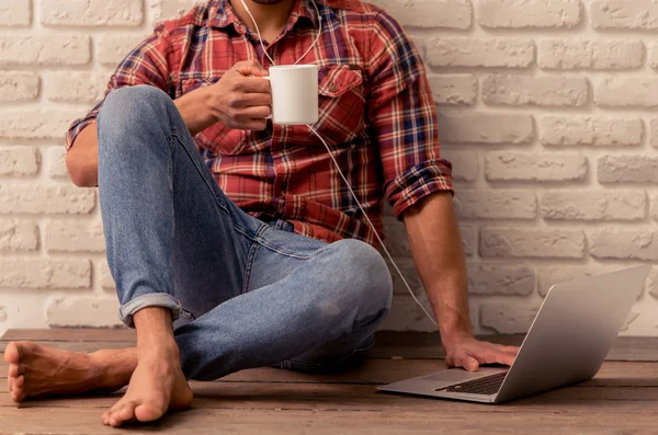 Afro hombre americano con gadget —  Fotos de Stock