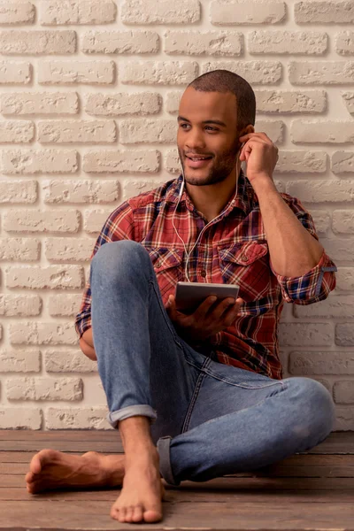 Afroamerikanischer Mann mit Gadget — Stockfoto