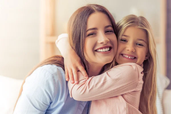 Mamma och dotter hemma — Stockfoto