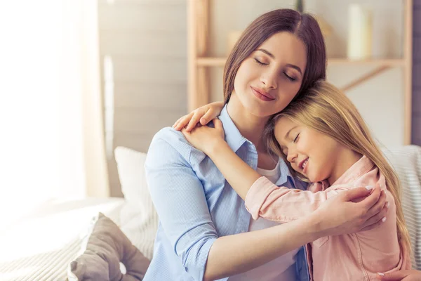 Mom and daughter at home — Stock Photo, Image