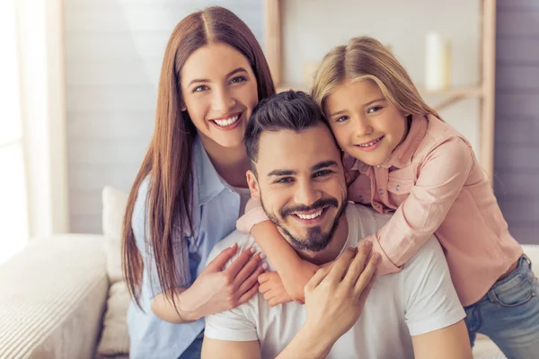 Glückliche Familie zu Hause — Stockfoto