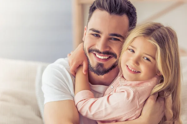 Papá y su hija en casa — Foto de Stock