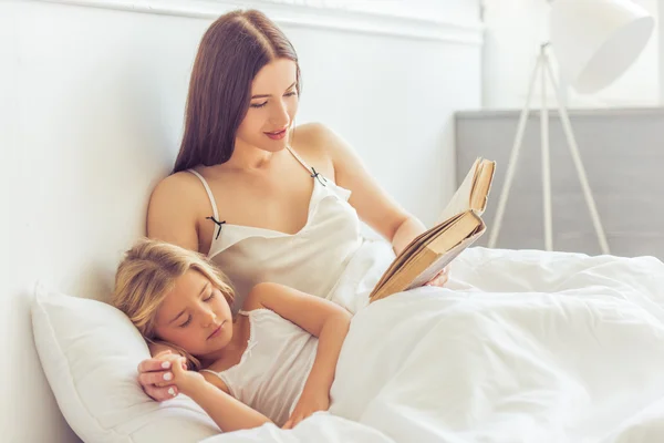 Mutter und Tochter vor dem Schlafengehen — Stockfoto