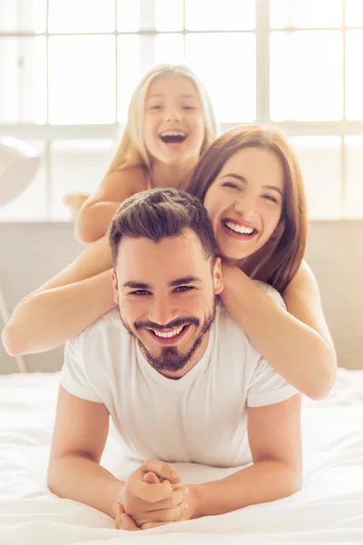 Familia feliz en la mañana — Foto de Stock
