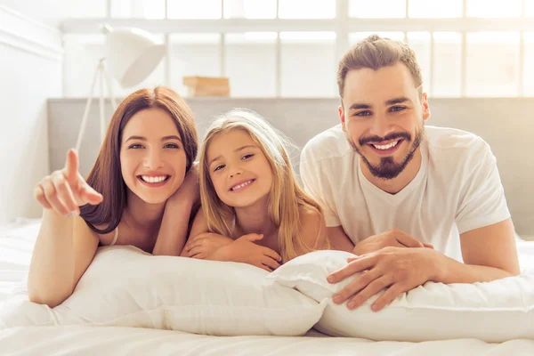 Szczęśliwą rodzinę w godzinach porannych — Zdjęcie stockowe