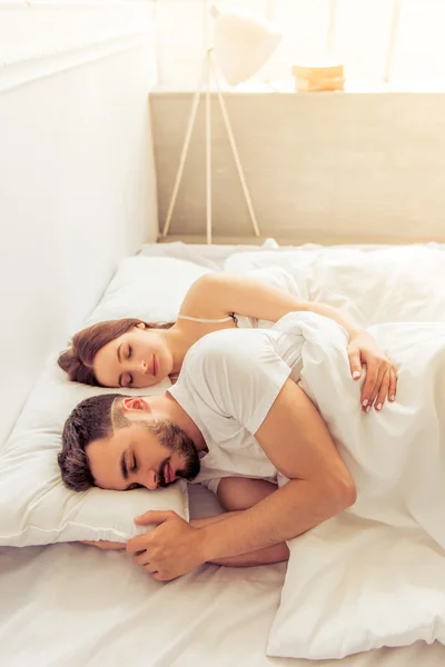 Schönes Paar schläft — Stockfoto