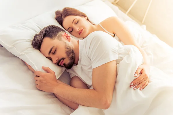 Hermosa pareja durmiendo —  Fotos de Stock