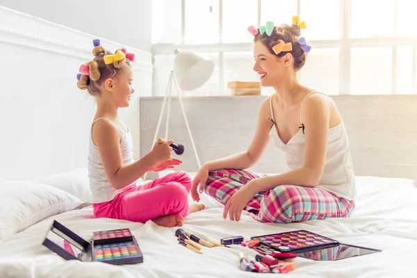 Mãe e filha brincando — Fotografia de Stock