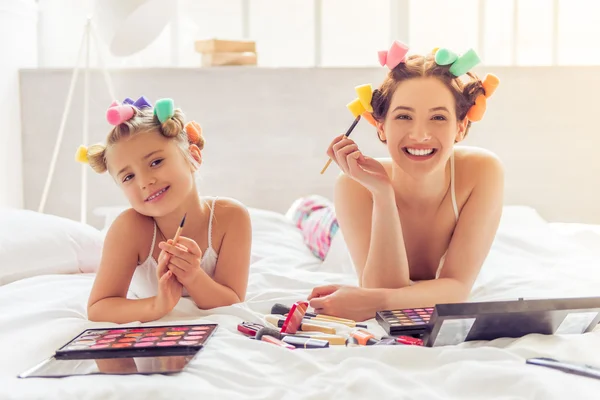 Mãe e filha brincando — Fotografia de Stock