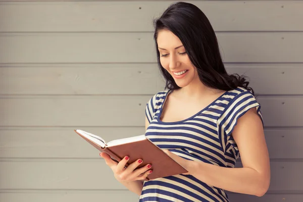 Mujer embarazada hermosa — Foto de Stock