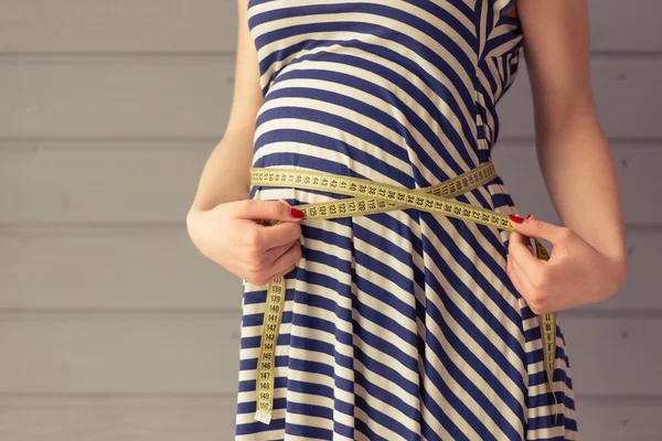 Mujer embarazada hermosa — Foto de Stock