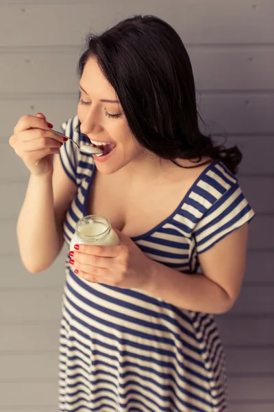 Mujer embarazada hermosa — Foto de Stock