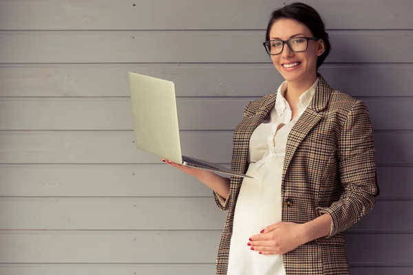 Schwangere Geschäftsfrau mit Gadget — Stockfoto
