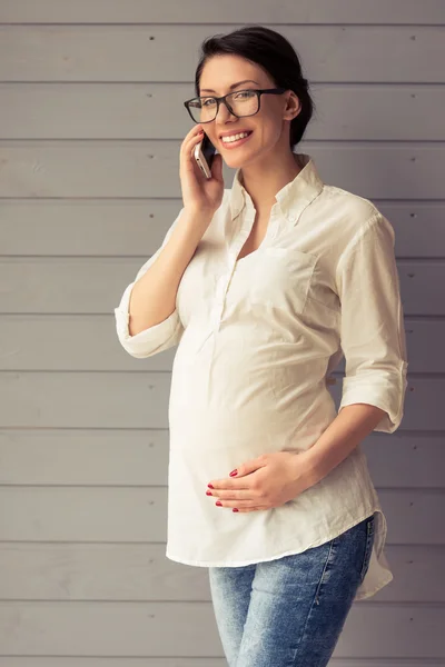 Kobieta w ciąży biznesu z gadżet — Zdjęcie stockowe