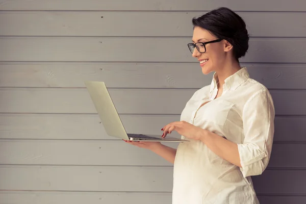 Pregnant business woman with gadget — Stock Photo, Image