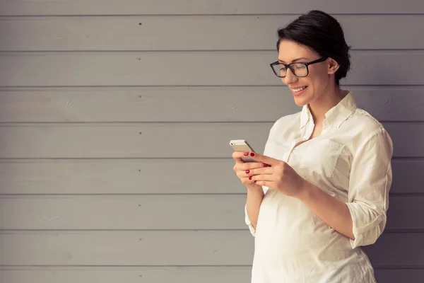 Zwangere zakenvrouw met gadget — Stockfoto